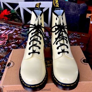 Seriously GORGEOUS Dr. Martens 1460 W Toile Cream Patent Lamper Leather Boots